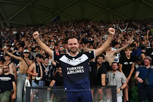 Juan Mata célèbre la victoire de Melbourne Victory contre Melbourne City en février avec ses fans. 