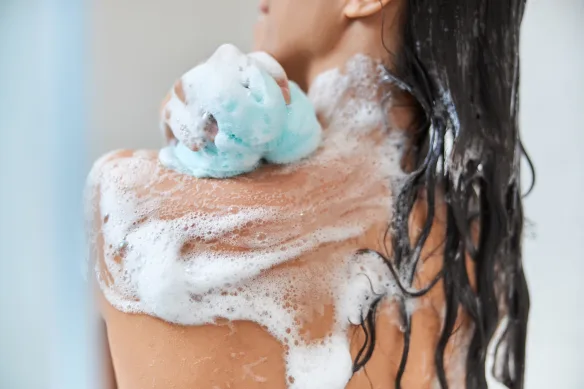Utilisez un nettoyant moussant pour éliminer la sueur, la saleté et les cellules mortes exfoliées de la peau.