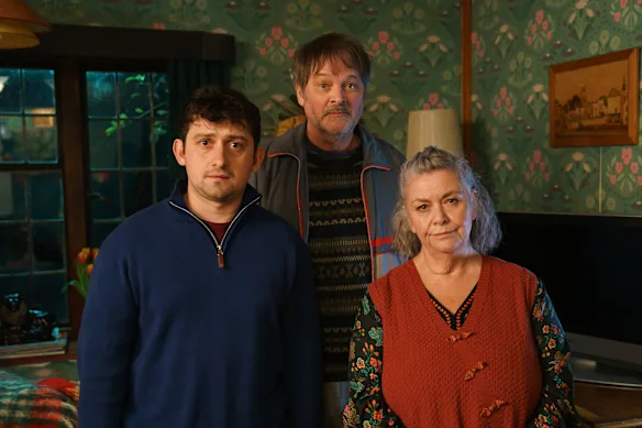 Craig Roberts (à gauche), Mark Heap et Dawn French dans Can You Keep A Secret ?
