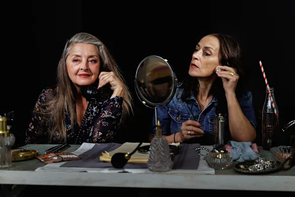 Jeanette Cronin et Lucia Mastrantone dans le rôle de Bette Davis et Joan Crawford.