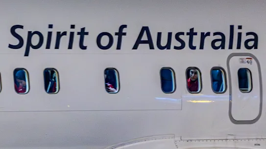 L'équipe visible à travers les hublots de leur avion après l'atterrissage à Sydney.