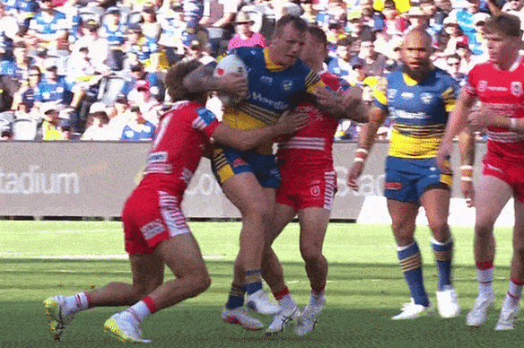 J'maine Hopgood est plaqué par Ryan Couchman.