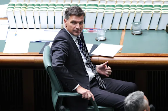 Le chef de l’opposition Angus Taylor lors de l’heure des questions lundi.