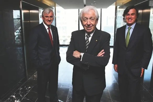 Sir Frank Lowy (au centre) avec ses fils Steven (à gauche) et Peter.