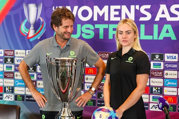 L'entraîneur des Matildas Joe Montemurro et Ellie Carpenter avec le trophée de la Coupe d'Asie.