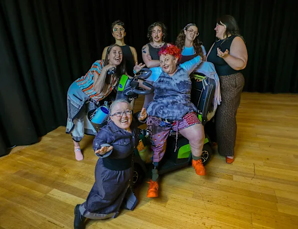 Recto : Emma J Hawkins et Kath Duncan. Arrière (de gauche à droite) : Sonia Marcon, Felise Lyon, Oliver Ayres, Sarah-Jayde Tracey, Tansy Gorman