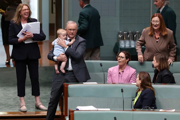 Tenir le bébé: le Premier ministre Anthony Albanese au Parlement jeudi avec le jeune Joseph, fils de la députée de Canberra, Alicia Payne.