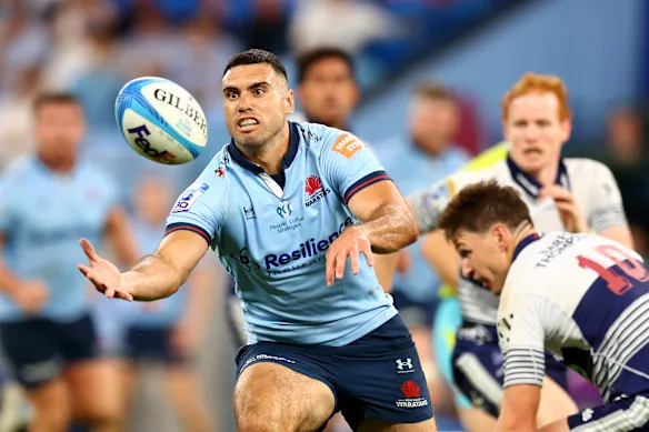 Jack Debreczeni des Waratahs jongle avec le ballon.
