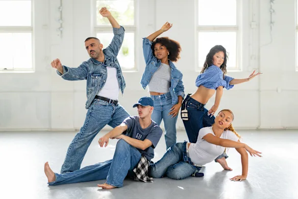 Les danseurs du Dutti Studio à Newtown posent en denim Gap dans le cadre de la relance de la marque en Australie.