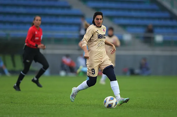 La footballeuse iranienne Zahra Ghanbari lors d'un match.