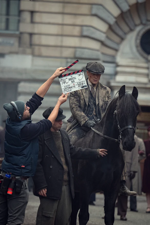 Cillian Murphy dans le rôle de Tommy sur le tournage de Peaky Blinders : The Immortal Man. 