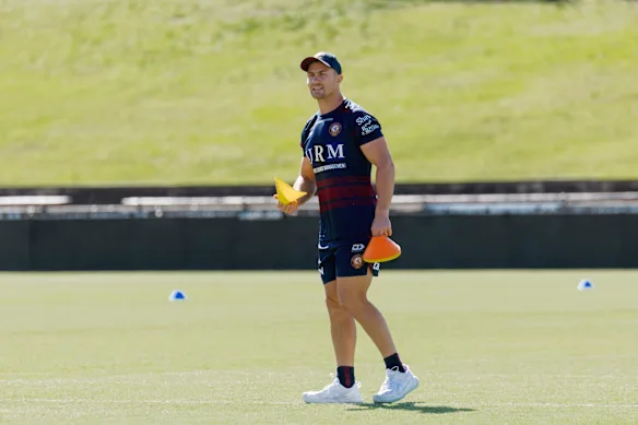 Kieran Forans pose les balises d'entraînement au 4 Pines Park dimanche.