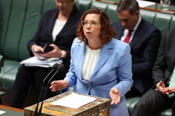 La ministre de l'Emploi et des Relations sur le lieu de travail, Amanda Rishworth.