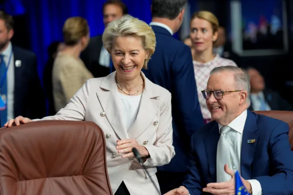 La présidente de la Commission européenne Ursula von der Leyen et le Premier ministre Anthony Albanese lors d'un sommet en Lituanie en 2023.