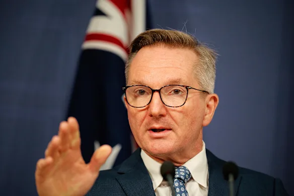 Le ministre de l'Énergie, Chris Bowen, a annoncé la toute première libération des stocks de carburant australiens. 