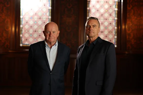 John Silvester et Stuart Bateson jouent dans la mini-série Naked City : Hitmen. 