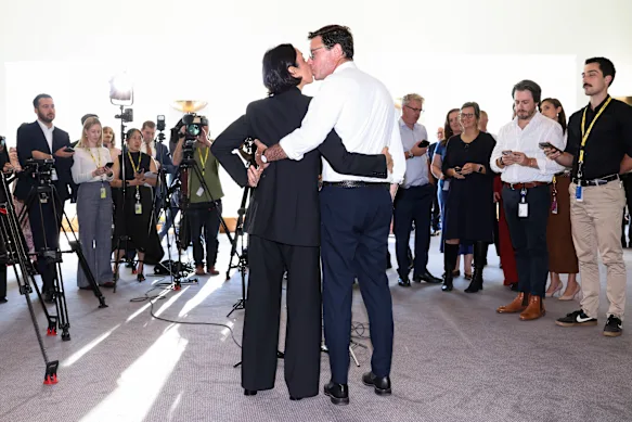 Amelia et David Littleproud partagent un baiser après la démission de ce dernier en tant que leader des Nationaux.
