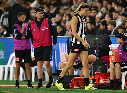 Darcy Moore des Magpies franchit la frontière contre les Giants.