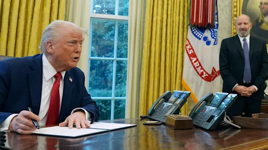Larry Ellison, père du PDG de Paramount Skydance, David Ellison, dans le bureau ovale avec Donald Trump l'année dernière.