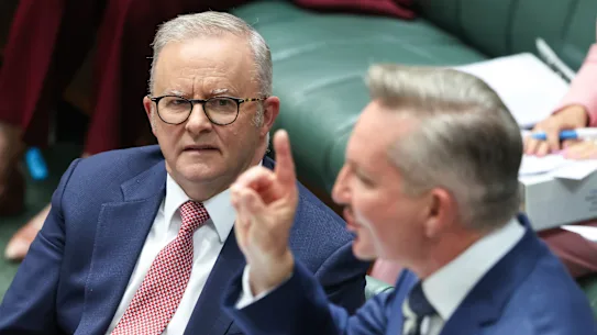 Le Premier ministre Anthony Albanese et le ministre de l'Energie Chris Bowen ont déclaré que les approvisionnements en pétrole australiens arrivaient à terre comme prévu.