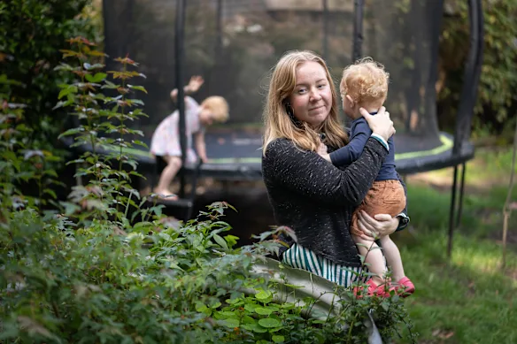 Kate avec ses deux plus jeunes enfants dans sa maison de Medlow Bath, où le sol présente des niveaux élevés de PFAS.