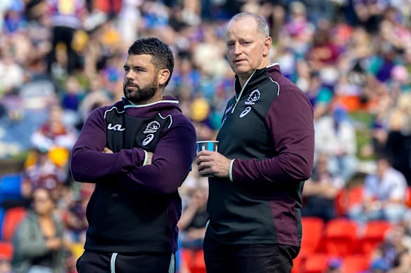 Le skipper des Broncos Adam Reynolds et l'entraîneur Michael Maguire.