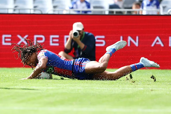 Dominic Young marque son premier essai de l'après-midi.