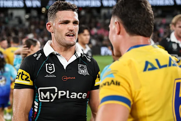 Nathan Cleary parle avec Mitchell Moses à temps plein.