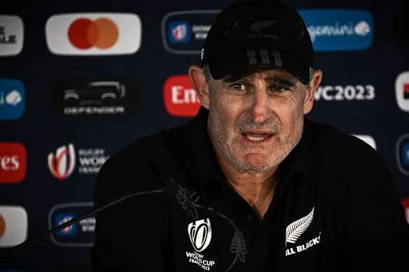 Scott McLeod s'exprimant alors qu'il faisait partie du staff des All Blacks lors de la Coupe du monde 2023.