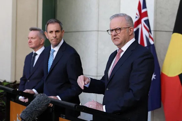 Chris Bowen, Jim Chalmers et Anthony annoncent les mesures lundi.