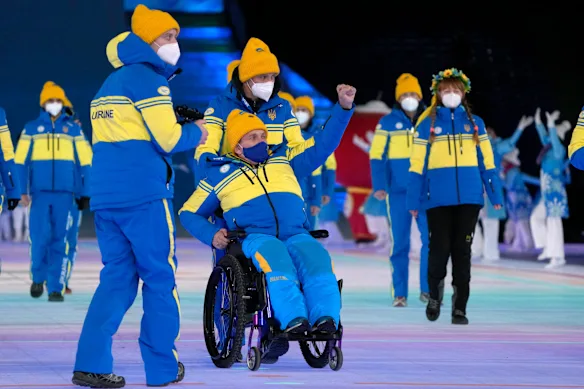 Des athlètes ukrainiens arrivent à la cérémonie d'ouverture des Jeux paralympiques d'hiver de 2022 à Pékin.