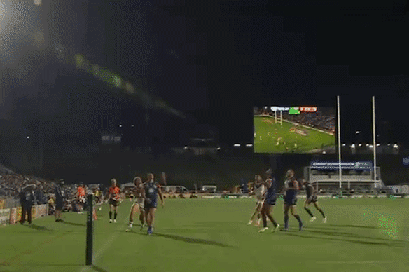 Mark Nawaqanitawase a du mal à contourner Roger Tuivasa-Sheck au premier tour.