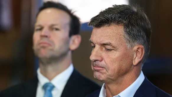 Le leader national Matt Canavan et le chef libéral Angus Taylor lors d'un entretien à domicile lors d'une visite à Eze Steel à Canberra jeudi. 
