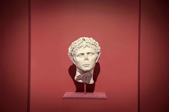 Un buste de l'empereur Auguste, l'un des objets anciens de l'exposition du musée de Melbourne, ROME : Empire, pouvoir, peuple.