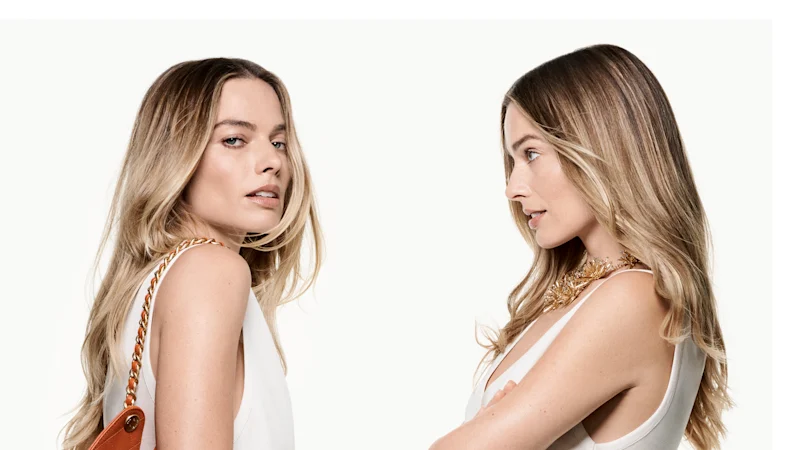 L'hommage trippant de Margot Robbie à Kylie Minogue dans la campagne de sacs à main Chanel 25