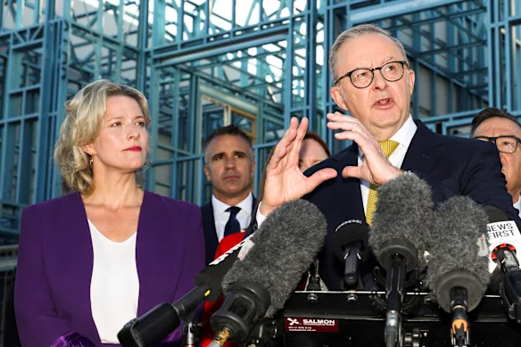 Le Premier ministre Anthony Albanese avec la ministre du Logement Clare O'Neil et le premier ministre sud-africain Peter Malinauskas lors des élections fédérales de 2025 ont lancé son projet de construire 1,2 million de logements d'ici la mi-2029.