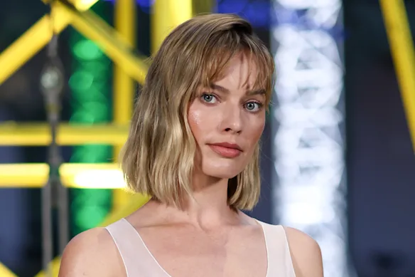 La frange est de retour et au premier rang de Margot Robbie chez Chanel pour la Fashion Week de Paris.