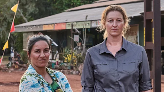 Madeleine Sami dans le rôle d'Eddie Redcliffe, Kate Box dans le rôle de Dulcie Collins dans la saison 2 de Deadloch.