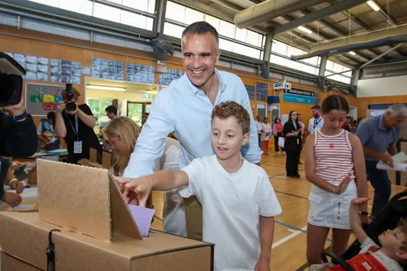 Le premier ministre sud-africain, Peter Malinauskas, a voté samedi avec sa famille à l'école Woodville Gardens d'Adélaïde.