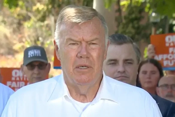 David Farley, candidat de One Nation pour Farrer, lors d'une conférence de presse samedi matin.