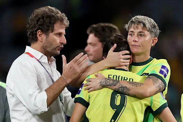 Joe Montemurro et Michelle Heyman consolent Caitlin Foord après un temps plein lors de la finale de samedi soir.