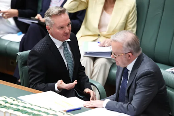 Le ministre du Changement climatique et de l'Énergie Chris Bowen et le Premier ministre Anthony Albanese jeudi.