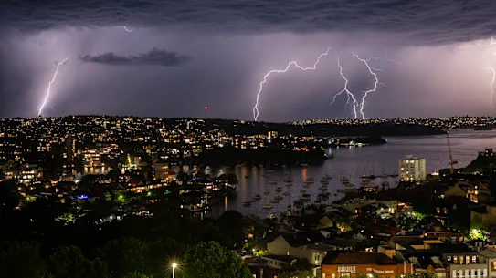Vue vers l'est depuis Kirribilli alors que la tempête se dirige vers la mer.