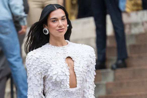 La pop star Dua Lipa est l'une des célébrités qui se sont assises dans le fauteuil de Lauren Mackellar.