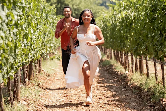 Michael (Regé-Jean Page) et Anna (Halle Bailey) dans Toi, moi et Toscane.
