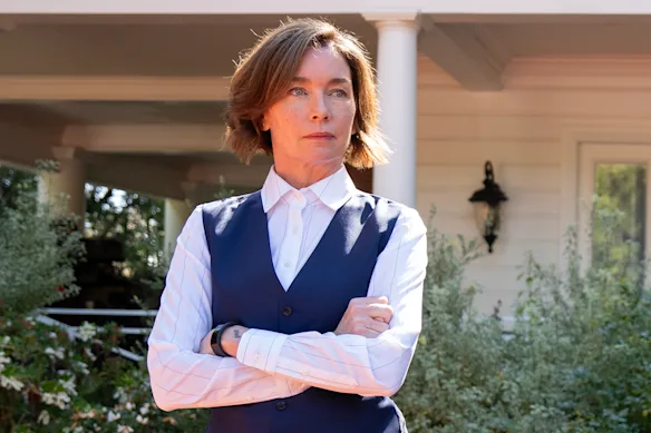 Julianne Nicholson dans le rôle de Sinatra, la techpreneur qui finance la construction d'un bunker souterrain et décide qui peut entrer.