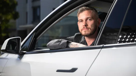 Callan Root a acheté sa Tesla en décembre. La Chine vient d'annoncer que les ventes de voitures avec des poignées de porte cachées, comme celles des Tesla, seront interdites à partir de janvier en raison de problèmes de sécurité liés à l'impossibilité d'ouvrir la porte en cas d'accident. Mercredi 4 février 2026. Photo : Sitthixay Ditthavong