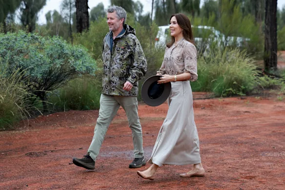 Le roi Frederik X et la reine Mary au centre culturel du parc national d'Uluru-Kata Tjuta dimanche.