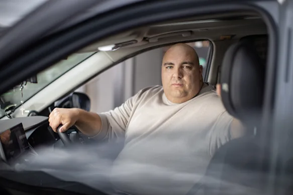 Le chauffeur d'Uber, Jacob Abboud, affirme que ses coûts de carburant sont passés de 200 dollars par semaine à plus de 300 dollars par semaine.