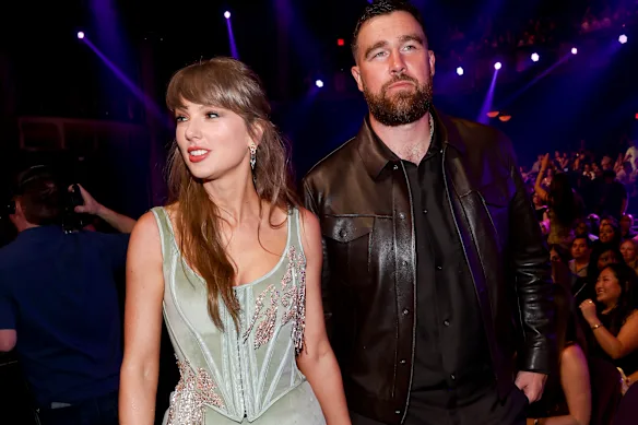 Taylor Swift et Travis Kelce font leurs débuts aux iHeartRadio Music Awards 2026 à Los Angeles.
